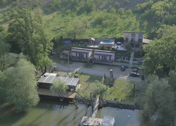 Bora Kuce Na Reci 度假居 *